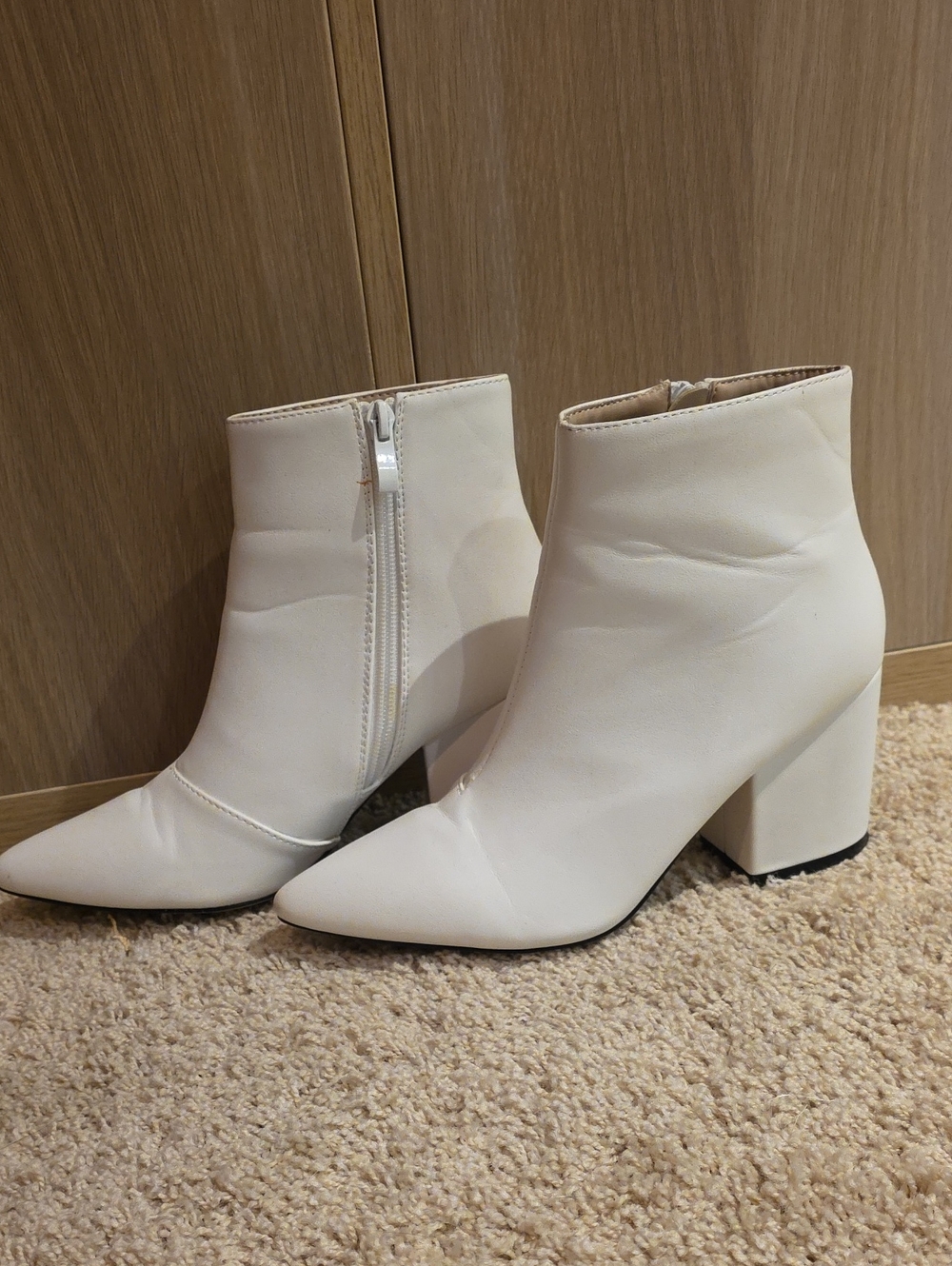 Women’s Pointed Toe Block Heel Ankle Boots - White